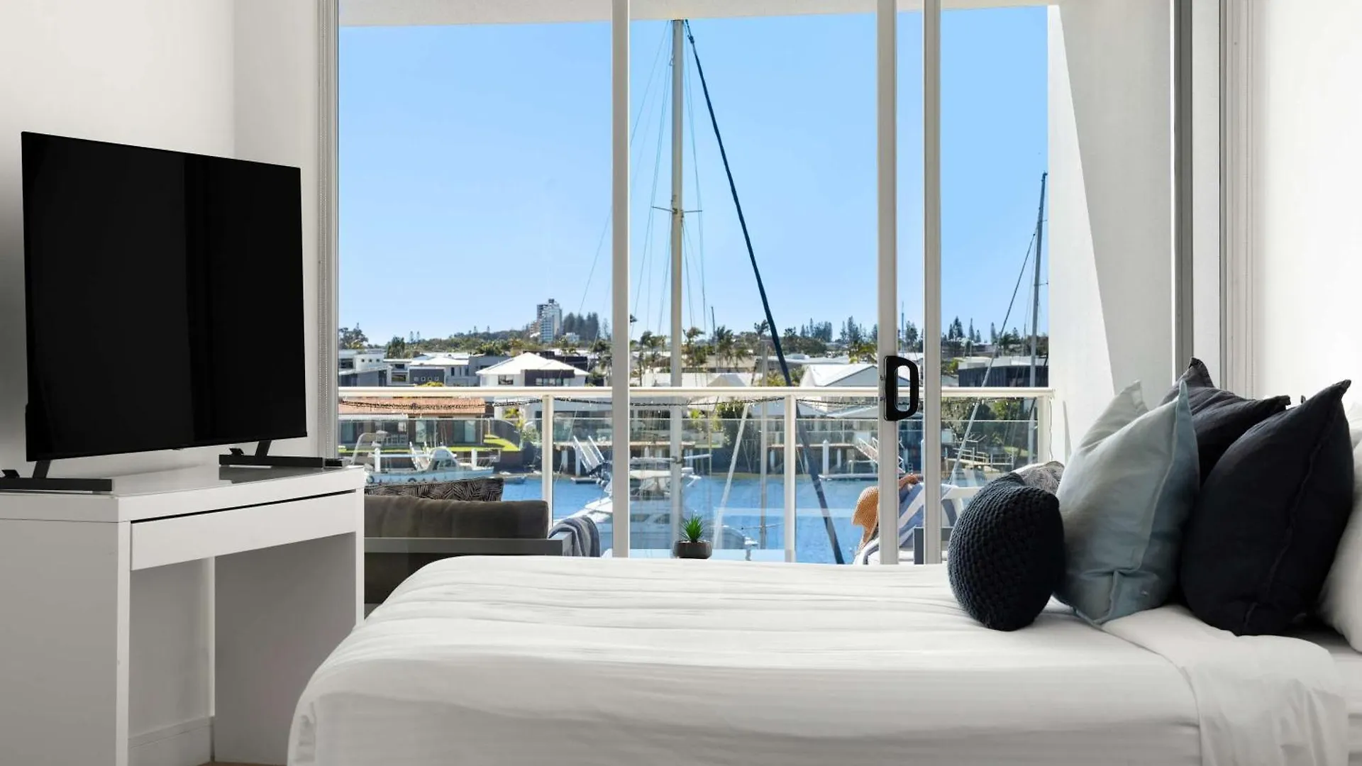 Apartment Ferienwohnung Waterfront Elegance With Pool & Jetty Access Buddina