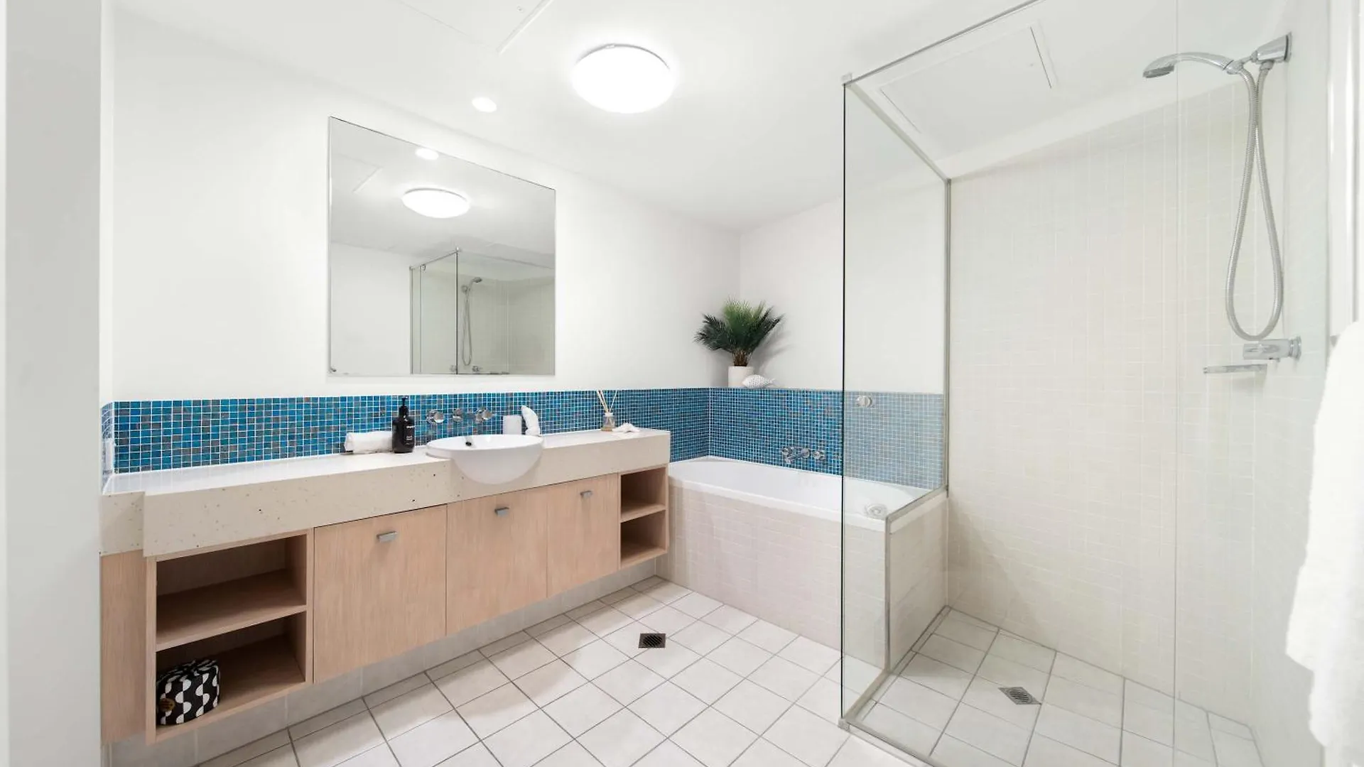 Apartment Ferienwohnung Waterfront Elegance With Pool & Jetty Access Buddina